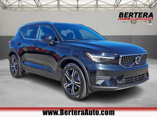 2025 Volvo XC40 B5 Core Bright Theme