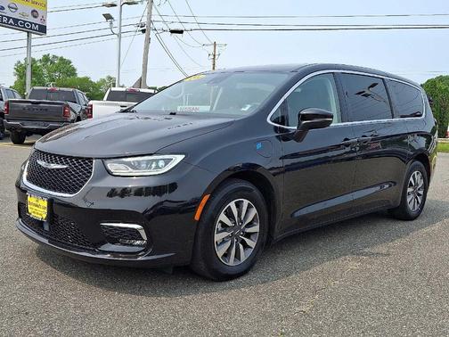 2023 Chrysler Pacifica Hybrid Touring L