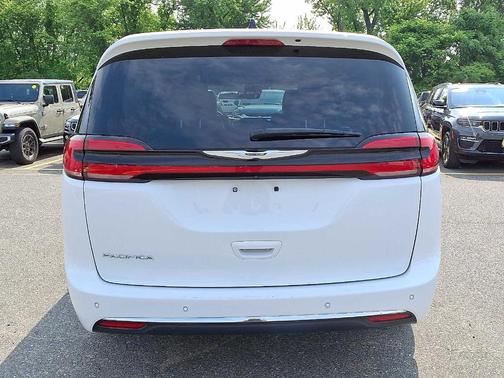 2023 Chrysler Pacifica Touring-L