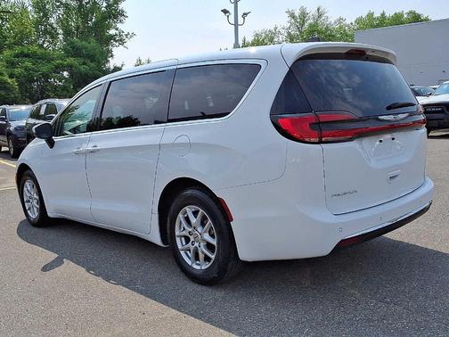 2023 Chrysler Pacifica Touring-L