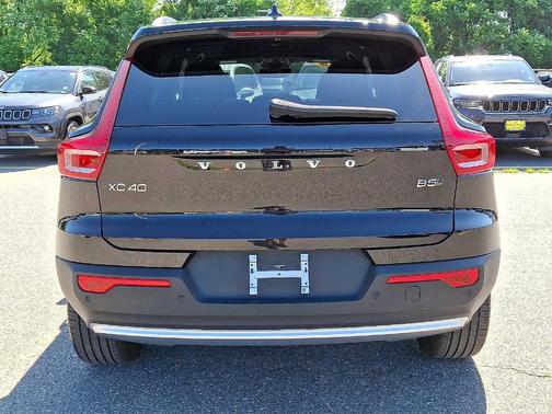 2025 Volvo XC40 B5 Core Bright Theme