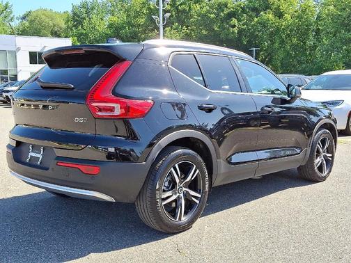 2025 Volvo XC40 B5 Core Bright Theme