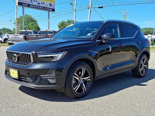 2025 Volvo XC40 B5 Core Bright Theme