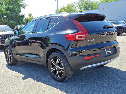 2025 Volvo XC40 B5 Core Bright Theme
