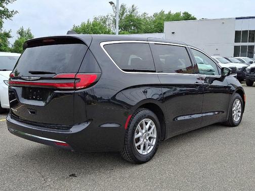 2023 Chrysler Pacifica Touring-L