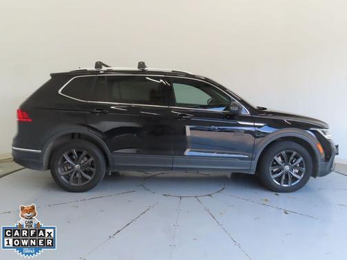 Deep Black Pearl 2024 Volkswagen Tiguan 2.0T SE