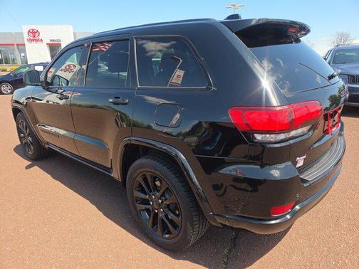 Diamond Black Crystal Pearlcoat 2017 Jeep Grand Cherokee Altitude