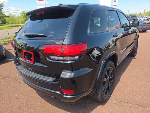 Diamond Black Crystal Pearlcoat 2017 Jeep Grand Cherokee Altitude