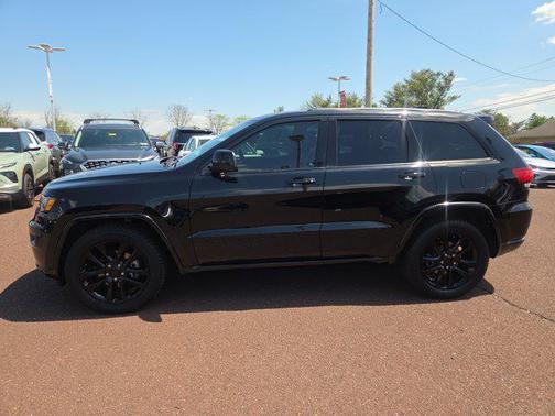 Diamond Black Crystal Pearlcoat 2017 Jeep Grand Cherokee Altitude
