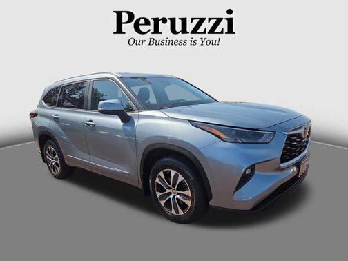 Moon Dust 2023 Toyota Highlander XLE