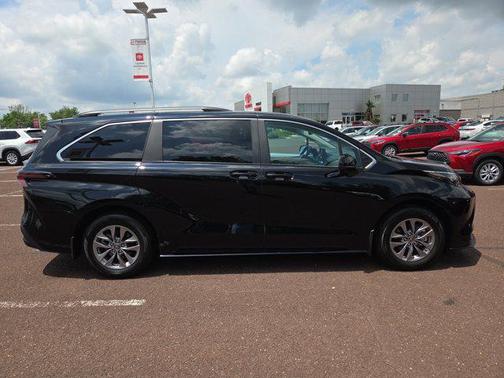 2025 Toyota Sienna LE