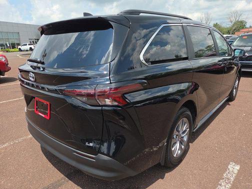2025 Toyota Sienna LE