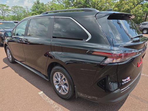 2025 Toyota Sienna LE
