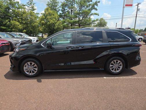 2025 Toyota Sienna LE