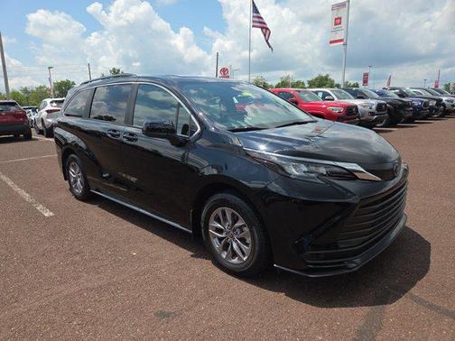 2025 Toyota Sienna LE