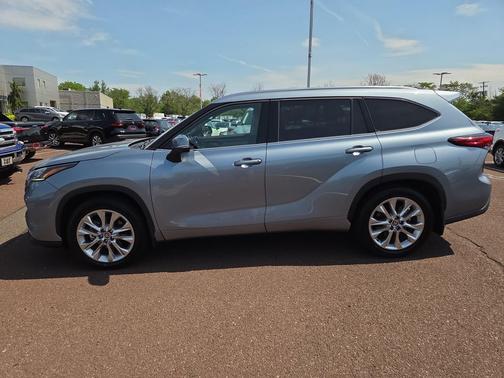 Moon Dust 2022 Toyota Highlander Limited
