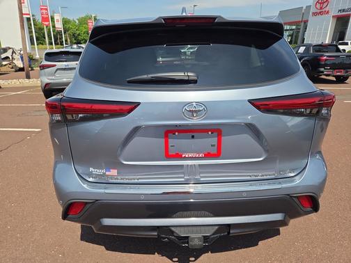 Moon Dust 2022 Toyota Highlander Limited