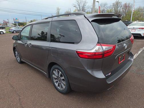 2020 Toyota Sienna XLE
