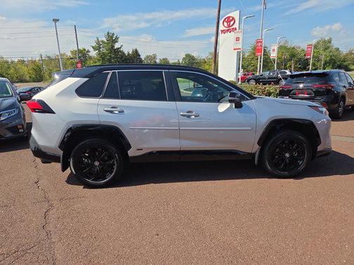 2023 Toyota RAV4 Hybrid SE
