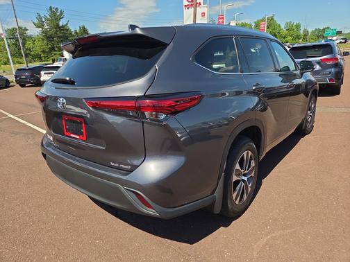 Magnetic Gray Metallic 2021 Toyota Highlander XLE