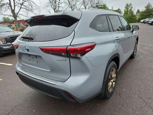 Cement 2022 Toyota Highlander Hybrid XLE