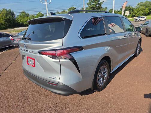 2022 Toyota Sienna LE