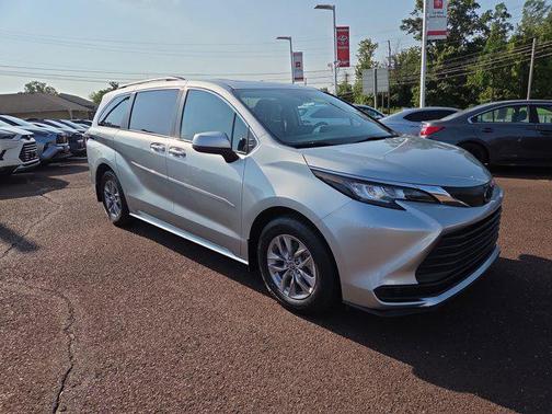 2022 Toyota Sienna LE
