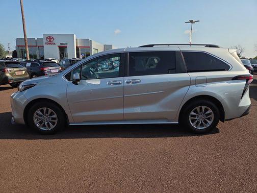 2022 Toyota Sienna LE