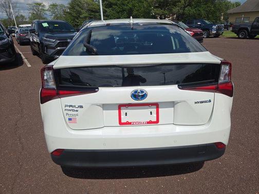 Blizzard Pearl 2019 Toyota Prius LE