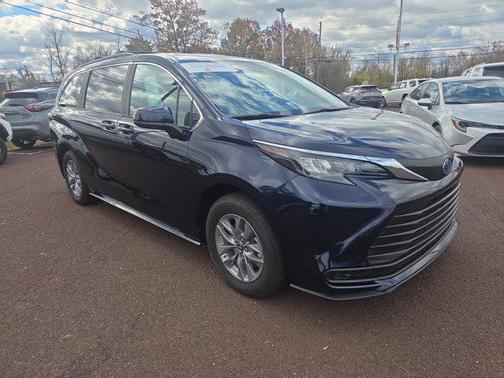 2025 Toyota Sienna LE