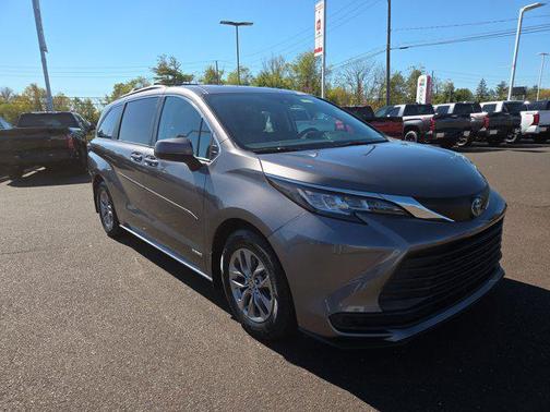 2021 Toyota Sienna LE