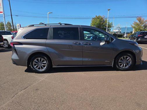 2021 Toyota Sienna LE
