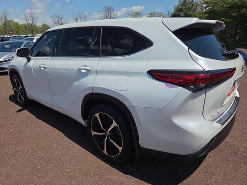 Wind Chill Pearl 2022 Toyota Highlander LE