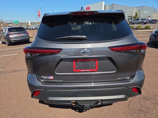 Magnetic Gray Metallic 2022 Toyota Highlander XLE