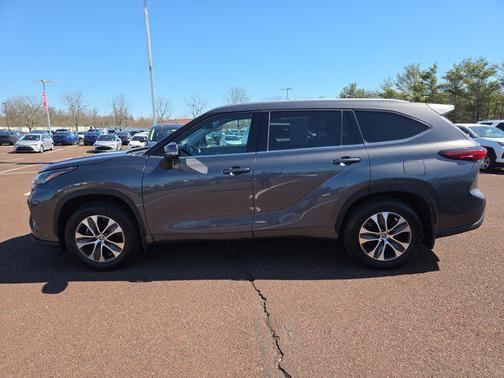 Magnetic Gray Metallic 2022 Toyota Highlander XLE