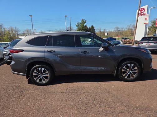 Magnetic Gray Metallic 2022 Toyota Highlander XLE