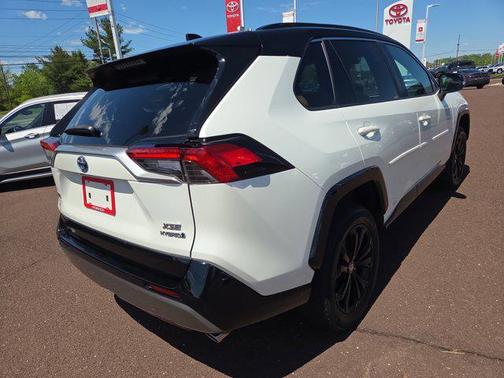 Blizzard Pearl/Midnight Black Metallic 2022 Toyota RAV4 Hybrid SE