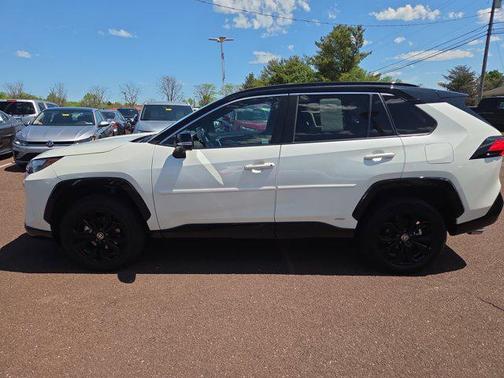 Blizzard Pearl/Midnight Black Metallic 2022 Toyota RAV4 Hybrid SE