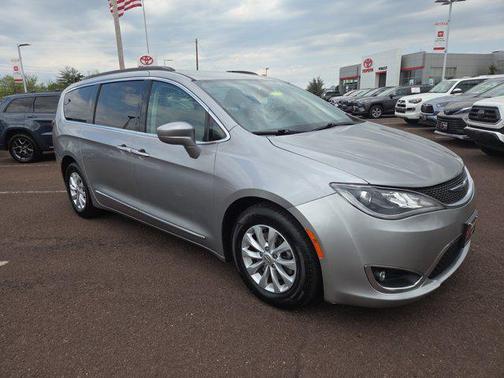 Billet Silver Metallic Clearcoat 2017 Chrysler Pacifica Touring-L