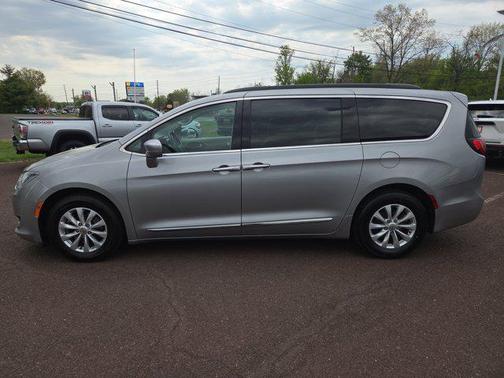 Billet Silver Metallic Clearcoat 2017 Chrysler Pacifica Touring-L