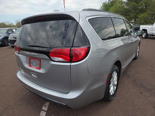 Billet Silver Metallic Clearcoat 2017 Chrysler Pacifica Touring-L
