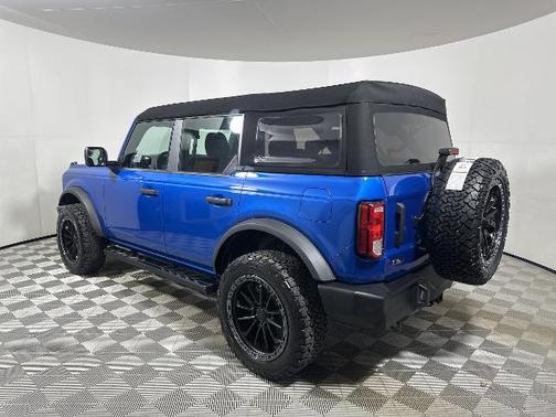 VELOCITY BLUE METALLIC 2023 Ford Bronco