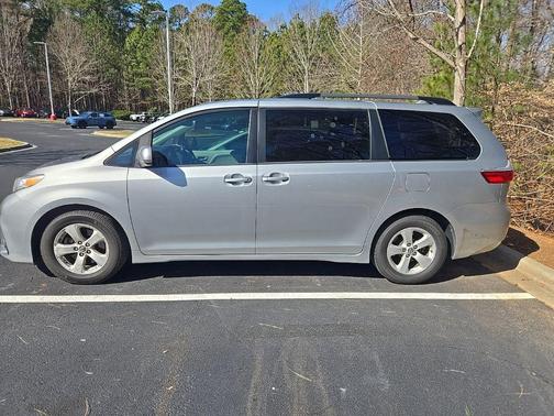 2019 Toyota Sienna LE