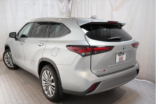 Celestial Silver Metallic 2024 Toyota Highlander Hybrid Platinum