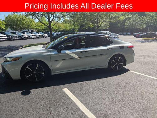 Wind Chill Pearl/Midnight Black Metallic 2019 Toyota Camry XSE