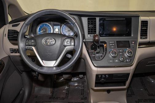2017 Toyota Sienna XLE