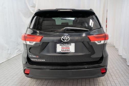 Midnight Black Metallic 2018 Toyota Highlander LE I4