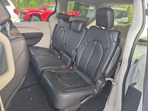 Bright White Clearcoat 2018 Chrysler Pacifica Touring-L