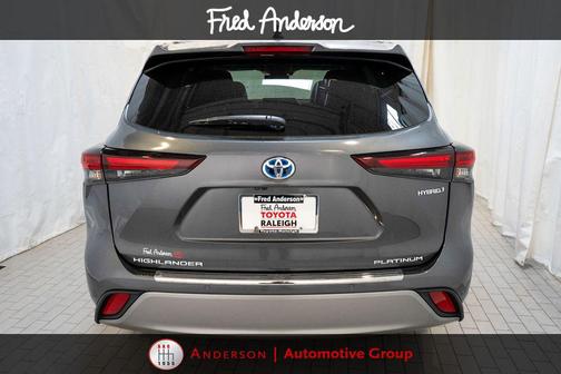 Magnetic Gray Metallic 2024 Toyota Highlander Hybrid Platinum