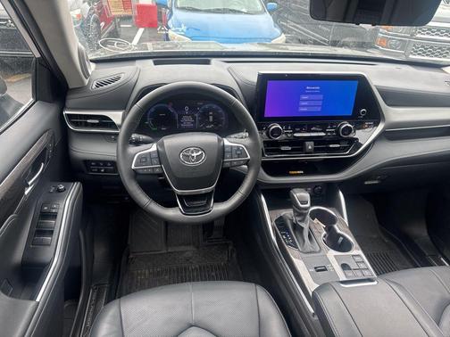 Magnetic Gray Metallic 2024 Toyota Highlander Hybrid Platinum
